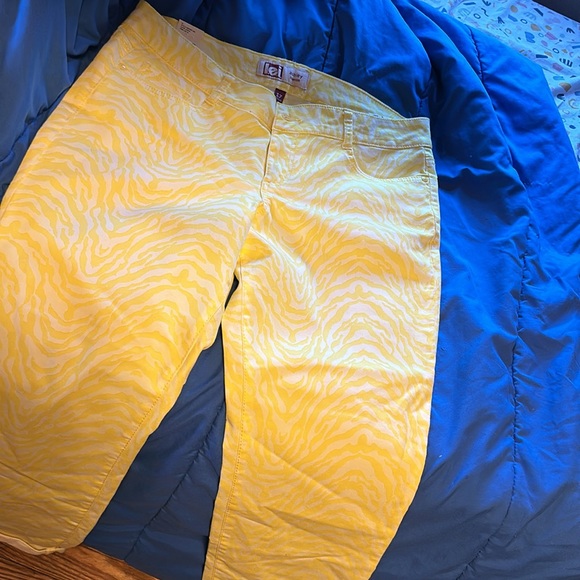 Brand New Bright Yellow printed Lei stretch denim size 17! - Picture 5 of 7